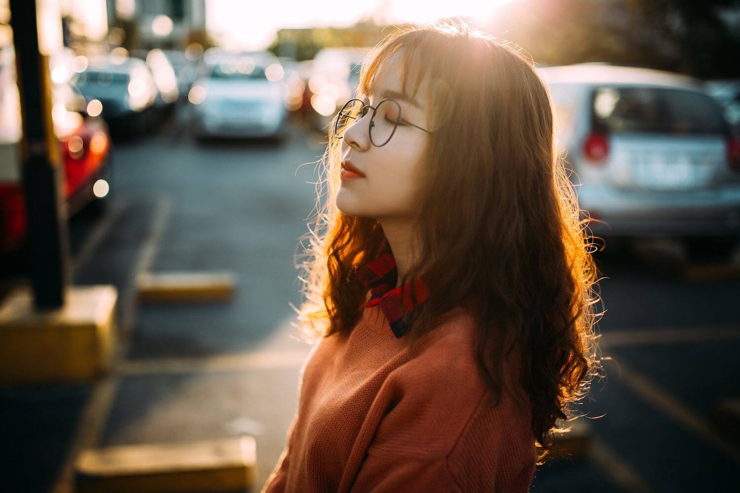 Femme asiatique qui réfléchit