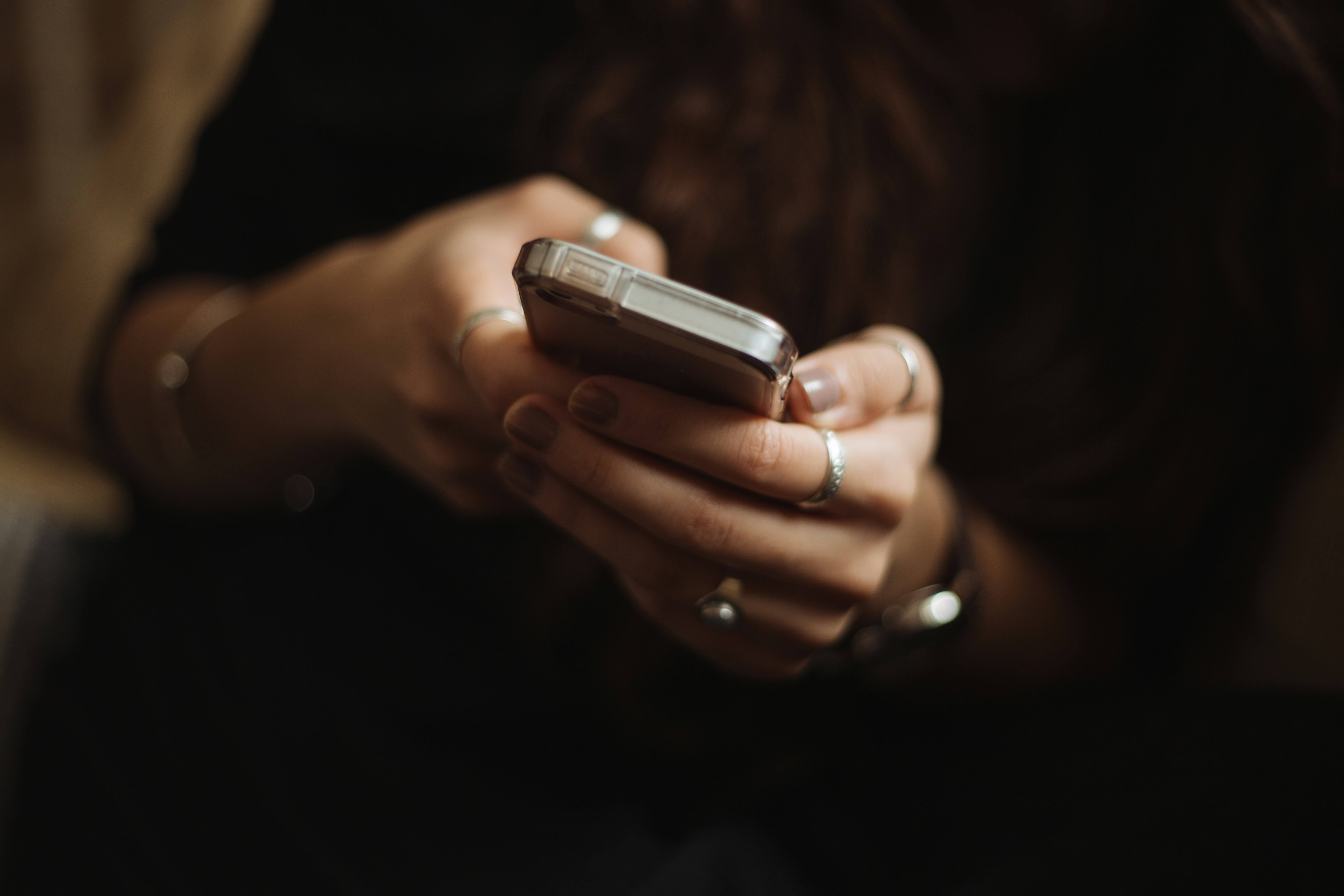 Femme qui tient un téléphone